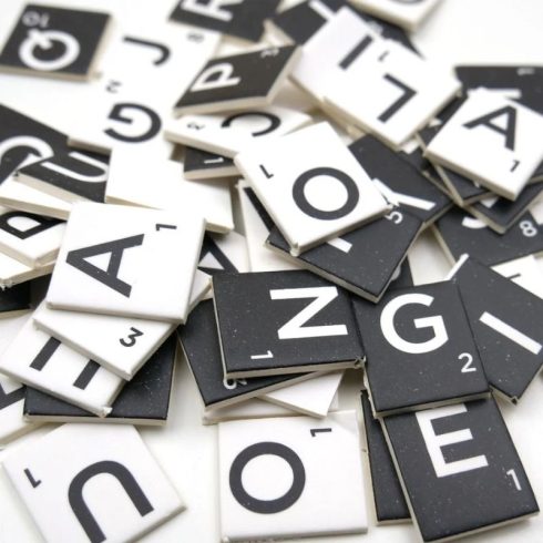 Dovecraft – Mini Printed Letter Tiles Black & White Scrabble kartonkikuviot (200 kpl)