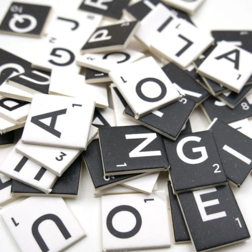 Dovecraft – Mini Printed Letter Tiles Black & White Scrabble kartonkikuviot (200 kpl)