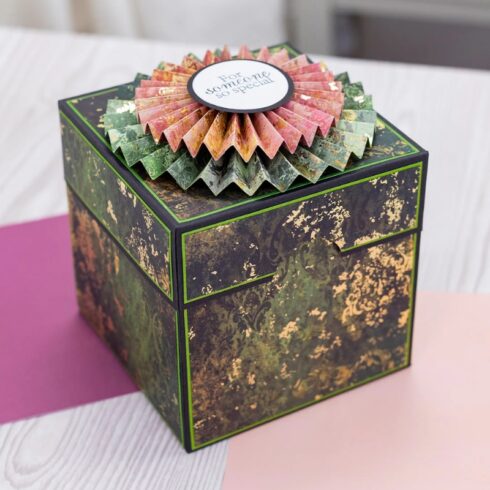 Crafters Companion Foiled Paper Dark Distressed Damask paperilehtio kultafoilaus 30 x 30 cm 2